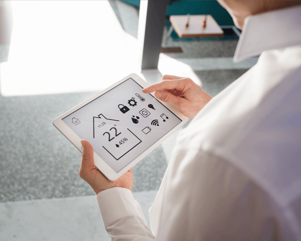 homem usando o tablet para controlara sua a casa inteligente