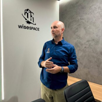 Chefe da WiseSpace na sala de reunião
